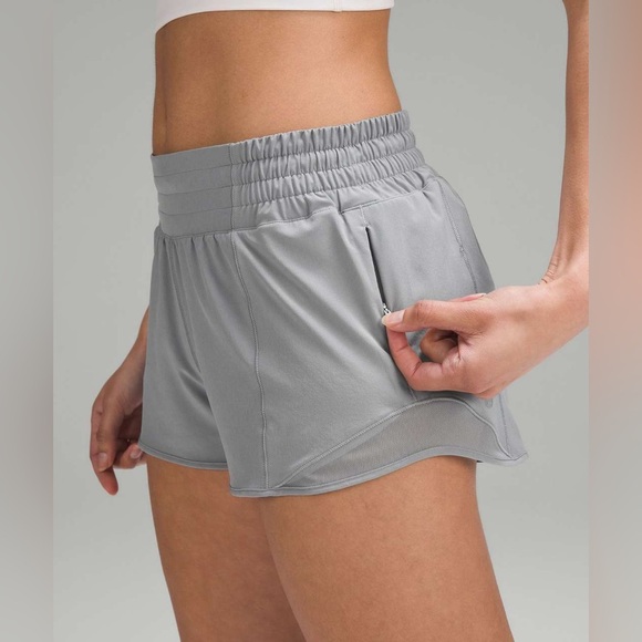 A Lululemon 🍋 Hotty Hot High-Rise Lined Short 2.5" - Picture 1 of 5